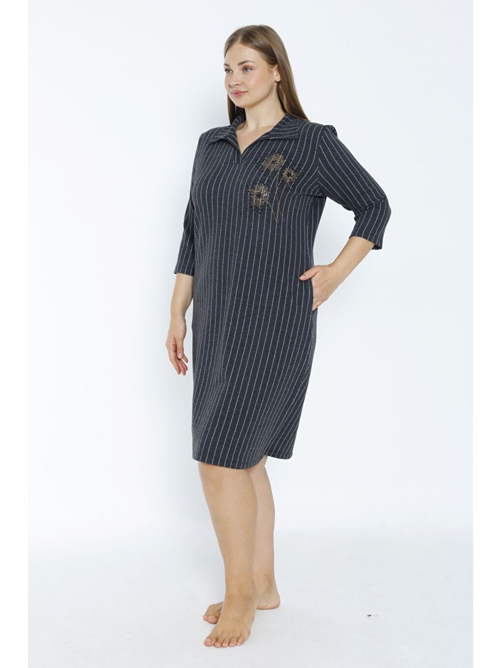 Antrasit Çizgili Kısa Kollu Cepli Taş Detaylı Truvakar Kollu Jakarlı Kadın Büyük Beden Elbise-1