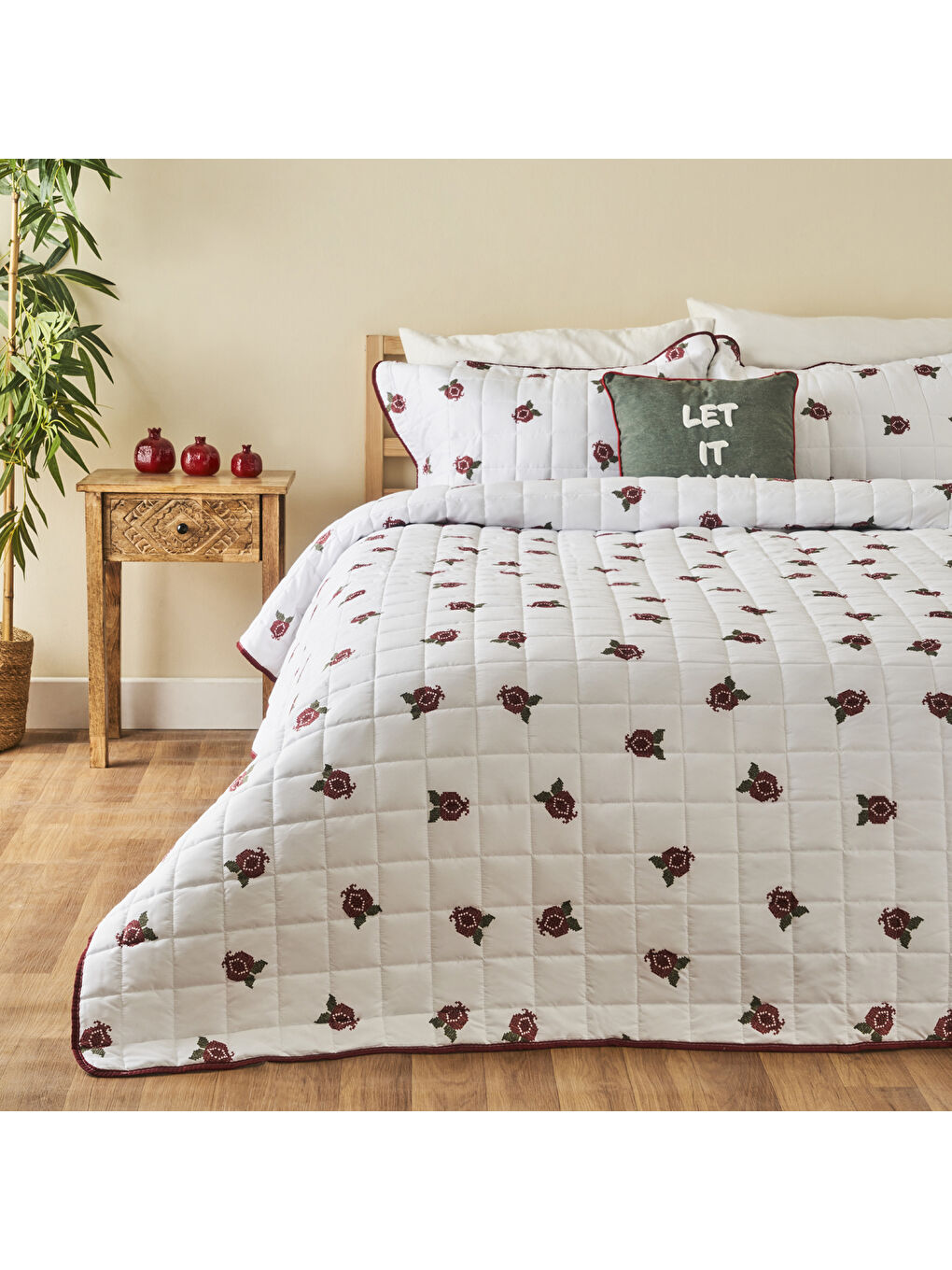 Jolly Kapitoneli Çok Amaçlı Çift Kişilik Yatak Örtüsü Seti Kırmızı-Beyaz (240x220)