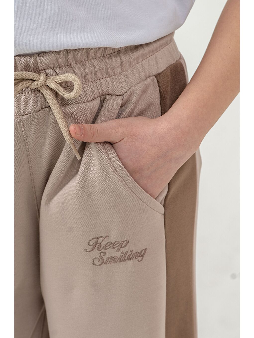 Bej Keep Smiling Nakışlı Yanlar Garnili Kız Çocuk Eşofman Altı-3