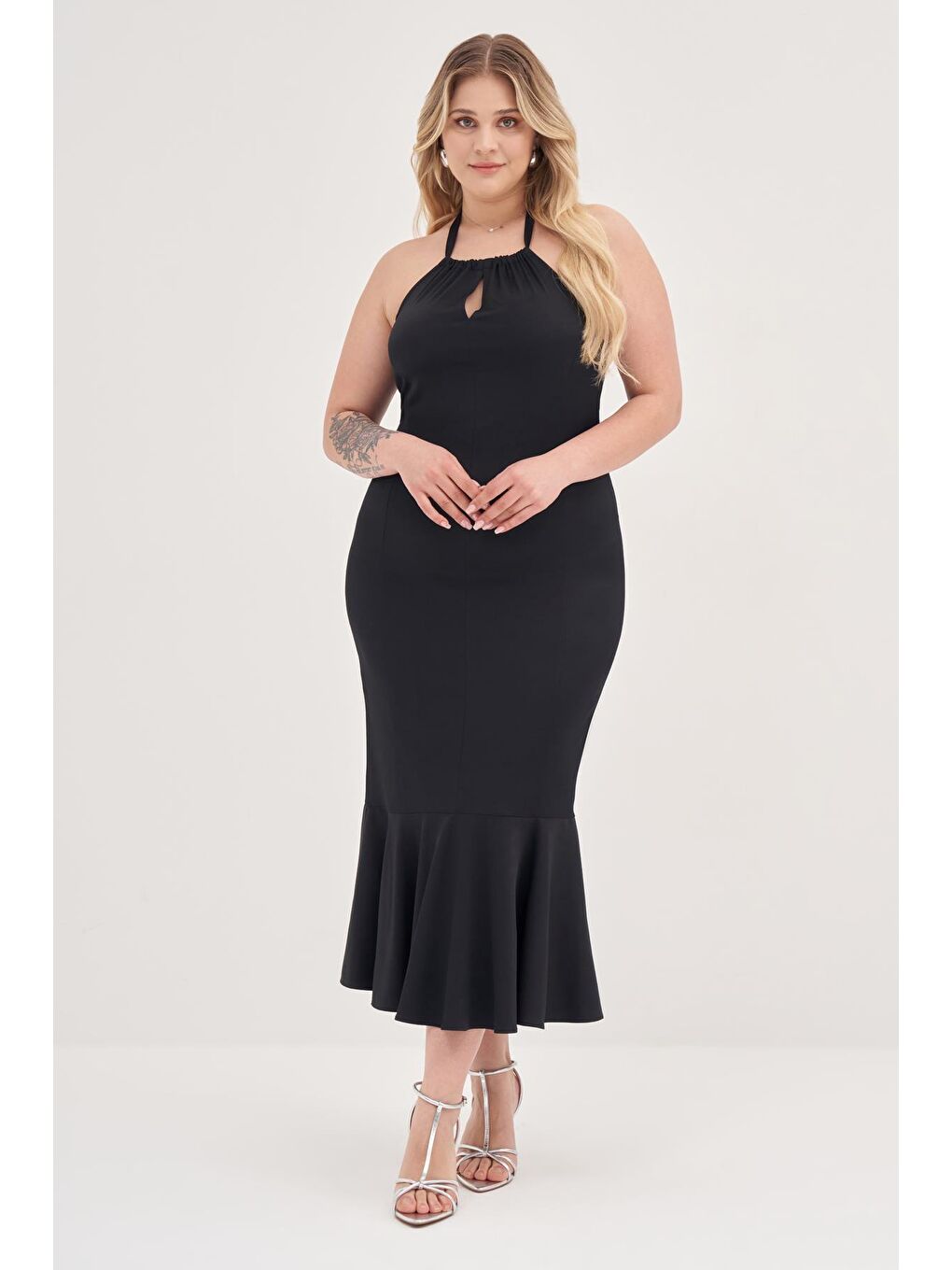 Siyah Boyundan Bağlamalı Vücuda Oturan Elbise-1