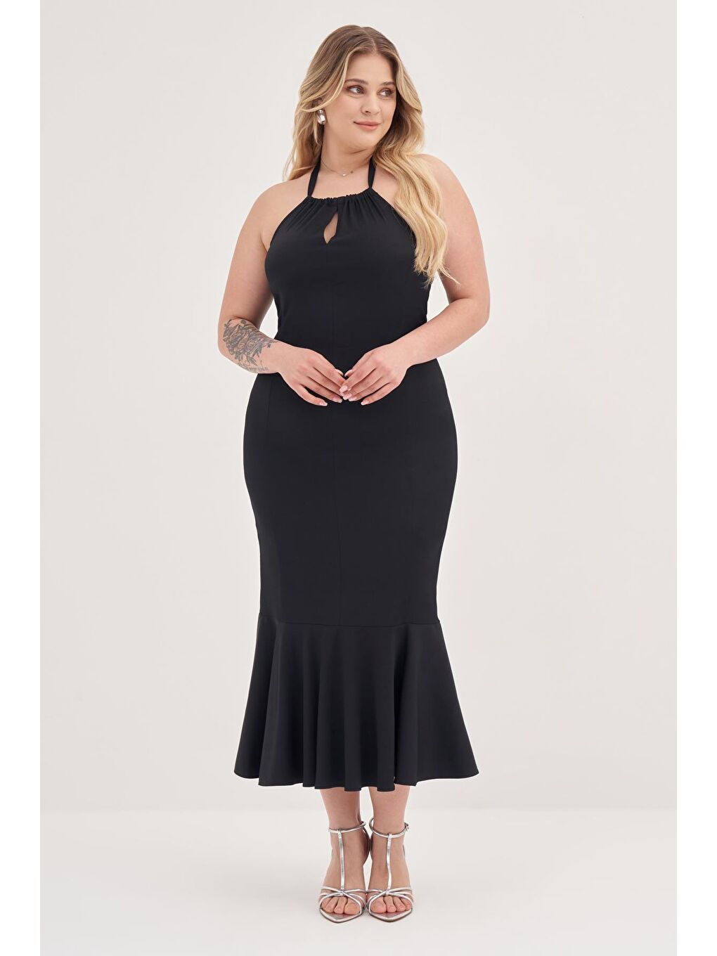 Siyah Boyundan Bağlamalı Vücuda Oturan Elbise-2