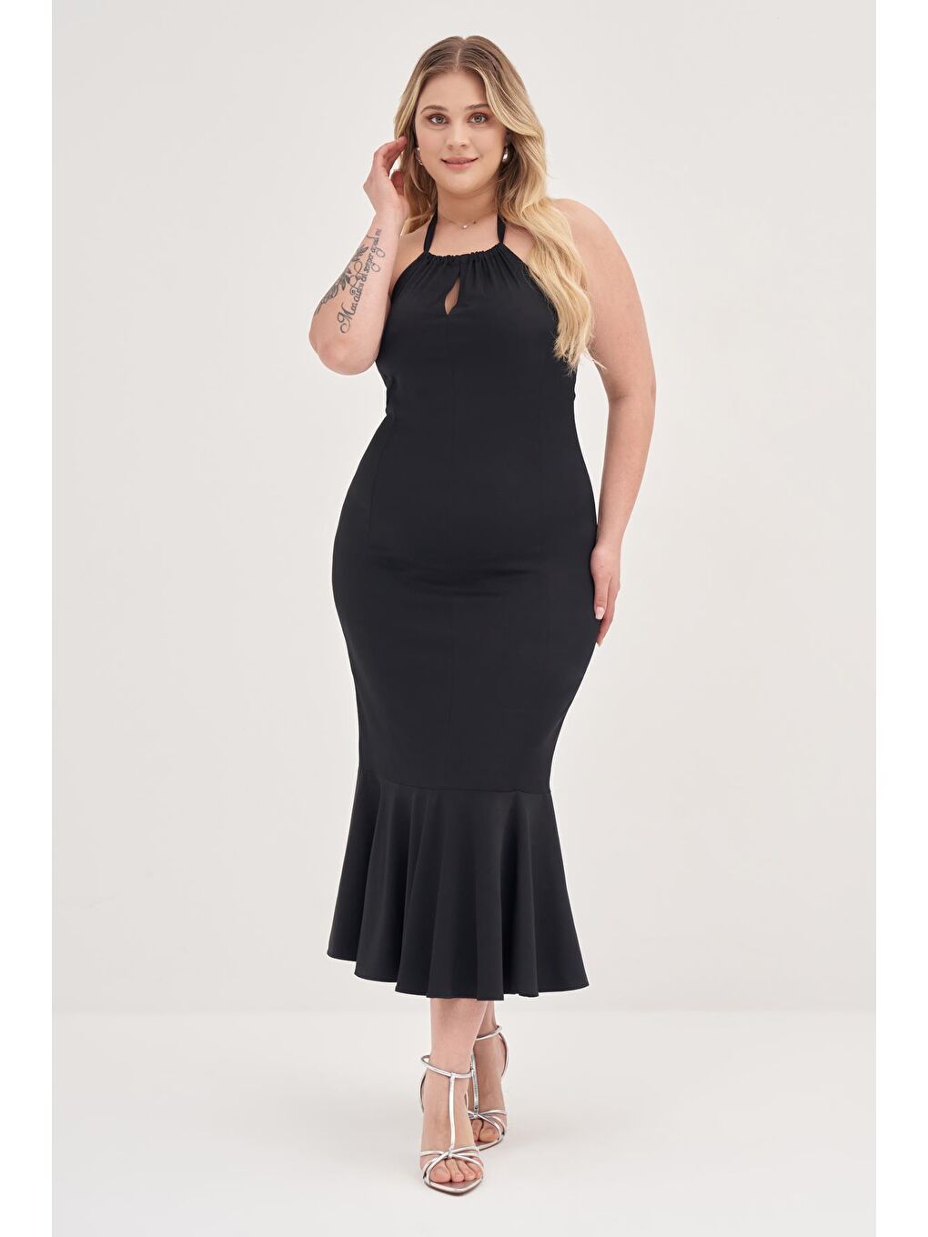 Siyah Boyundan Bağlamalı Vücuda Oturan Elbise-3