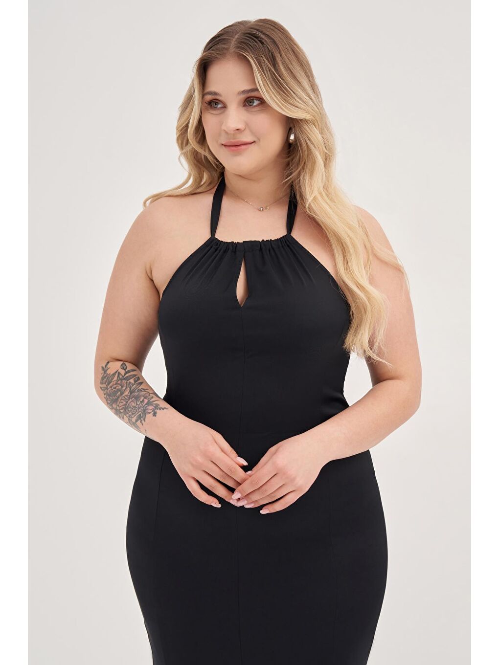 Siyah Boyundan Bağlamalı Vücuda Oturan Elbise-4