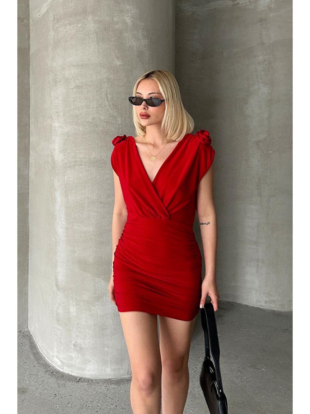 Kırmızı Kruvaze Yaka Drapeli Çift Broşlu Mini Elbise
