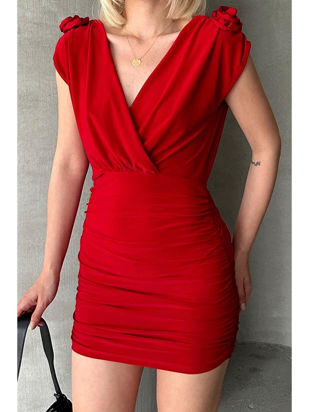 Kırmızı Kruvaze Yaka Drapeli Çift Broşlu Mini Elbise-1