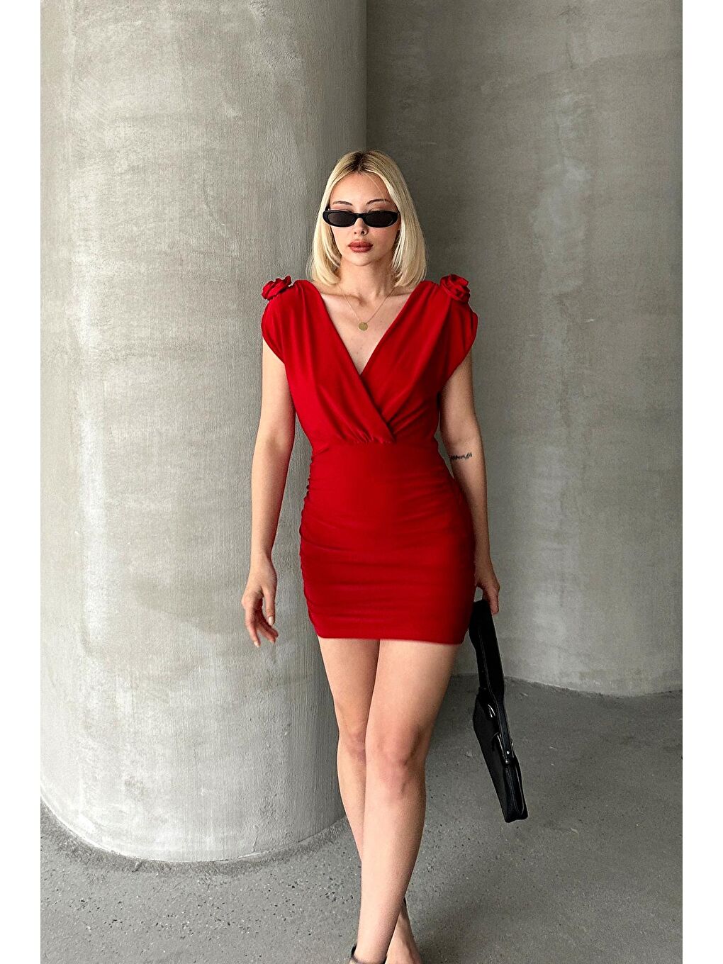 Kırmızı Kruvaze Yaka Drapeli Çift Broşlu Mini Elbise-2