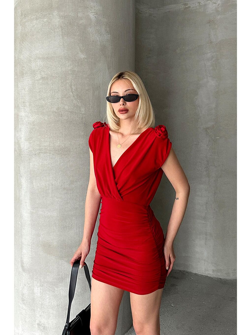 Kırmızı Kruvaze Yaka Drapeli Çift Broşlu Mini Elbise-3