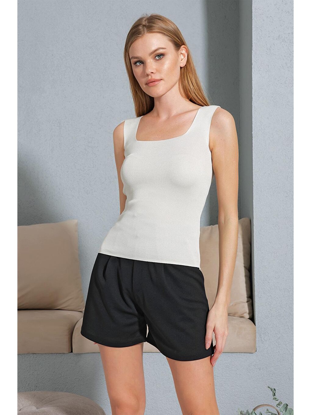 Bej Kare Yaka Kalın Askılı Basic Bluz