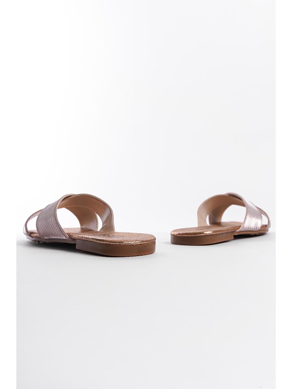 Pembe Kadın Terlik-2