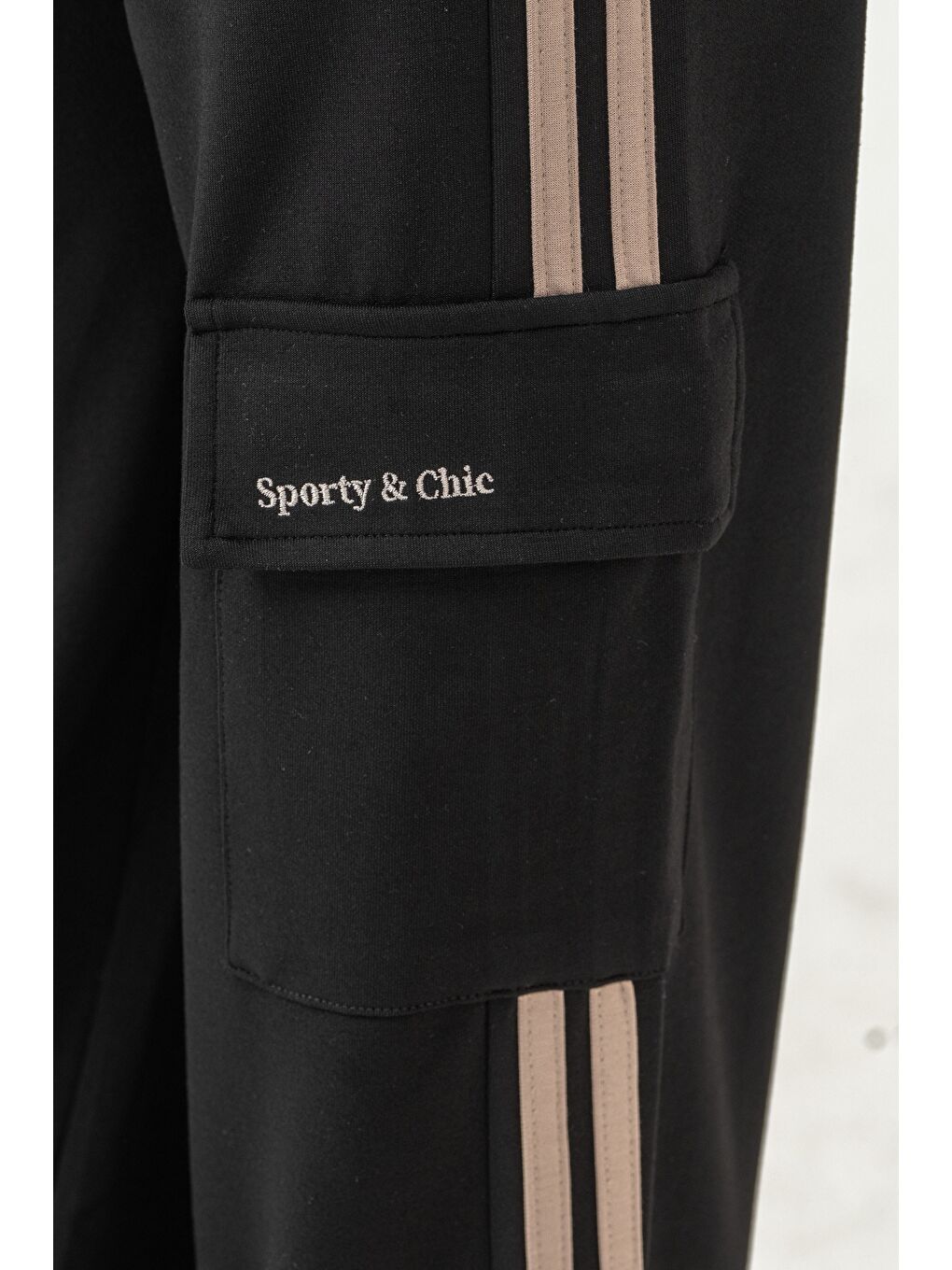 Siyah Kargo Cepli Cep Kapağı Sporty & Chic Nakışlı Yanlar Biye Şeritli Kız Çocuk Eşofman Altı-6