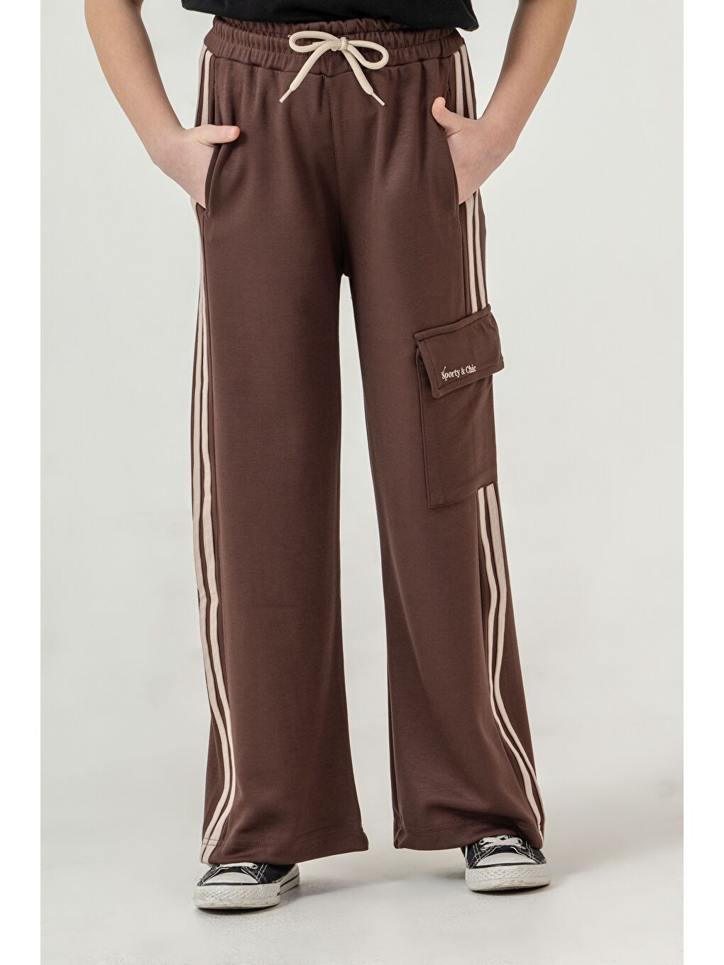 Kahverengi Kargo Cepli Cep Kapağı Sporty & Chic Nakışlı Yanlar Biye Şeritli Kız Çocuk Eşofman Altı