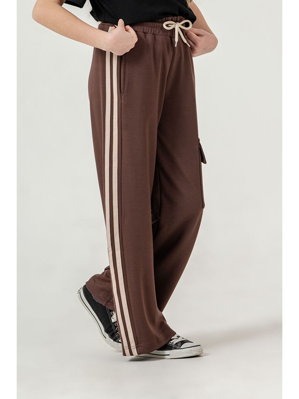 Kahverengi Kargo Cepli Cep Kapağı Sporty & Chic Nakışlı Yanlar Biye Şeritli Kız Çocuk Eşofman Altı-1