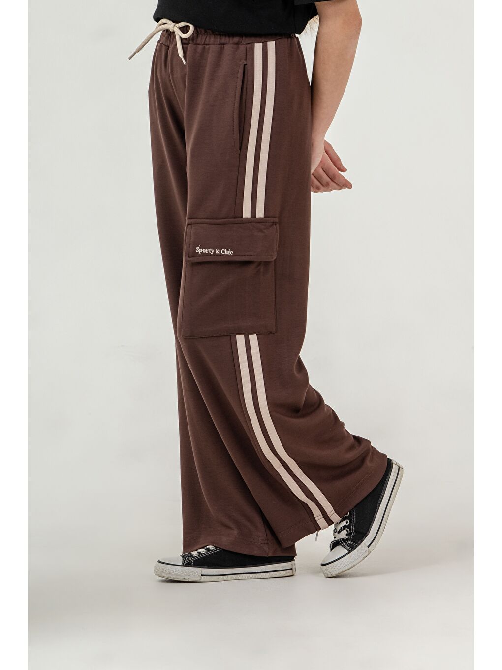 Kahverengi Kargo Cepli Cep Kapağı Sporty & Chic Nakışlı Yanlar Biye Şeritli Kız Çocuk Eşofman Altı-2
