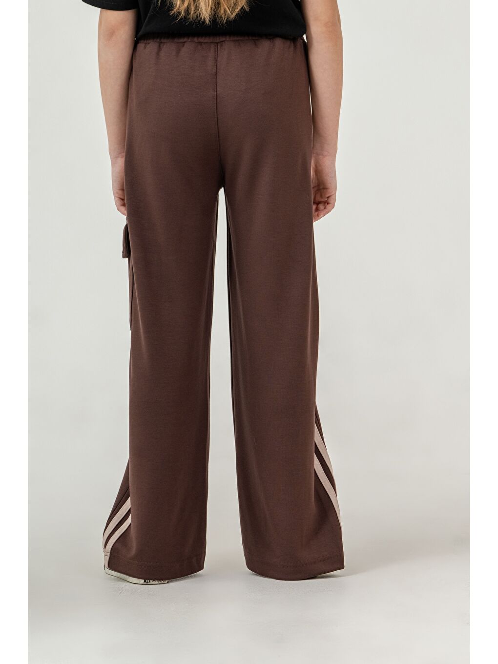 Kahverengi Kargo Cepli Cep Kapağı Sporty & Chic Nakışlı Yanlar Biye Şeritli Kız Çocuk Eşofman Altı-3