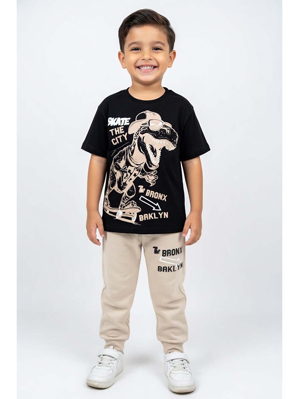 Erkek Çocuk Üzeri Yazı ve Kaykay Dino Baskılı Bileği Manşetli Bej Pijama Takımı