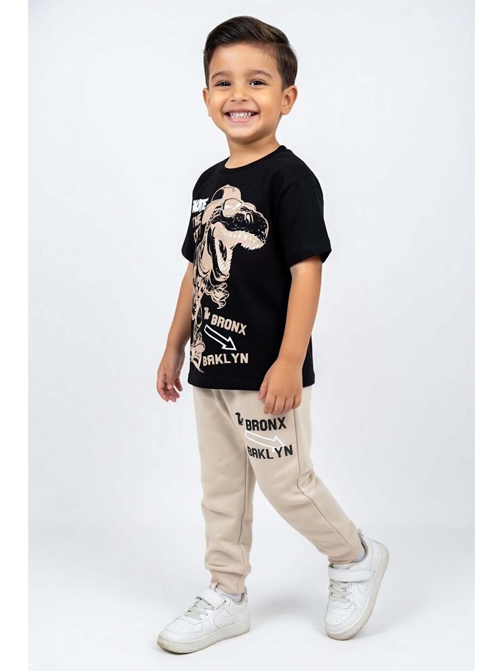 Erkek Çocuk Üzeri Yazı ve Kaykay Dino Baskılı Bileği Manşetli Bej Pijama Takımı-1