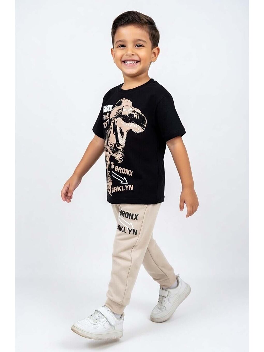 Erkek Çocuk Üzeri Yazı ve Kaykay Dino Baskılı Bileği Manşetli Bej Pijama Takımı-2