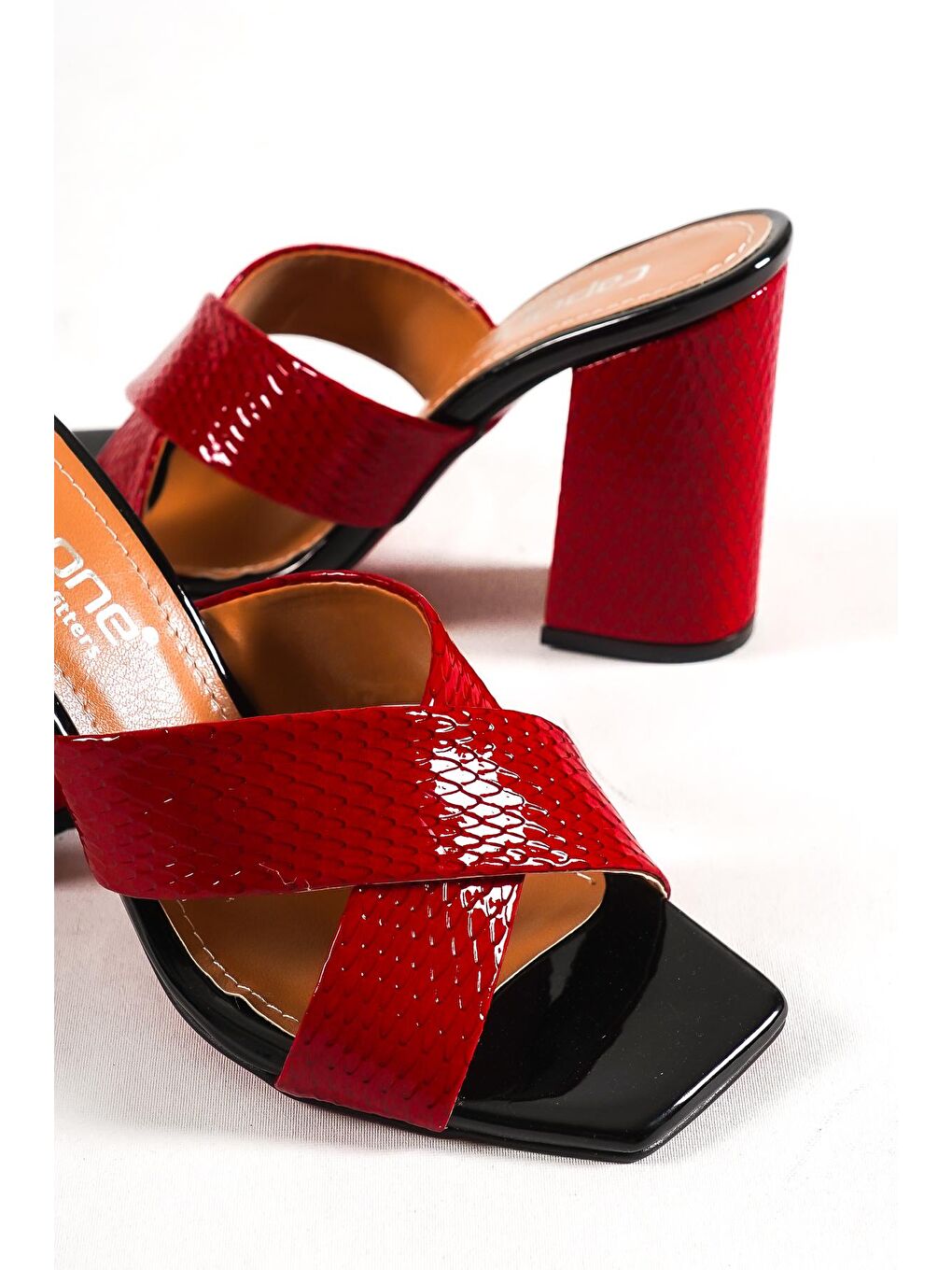 Kırmızı 015 Topuklu Küt Burun Kadın Terlik-1