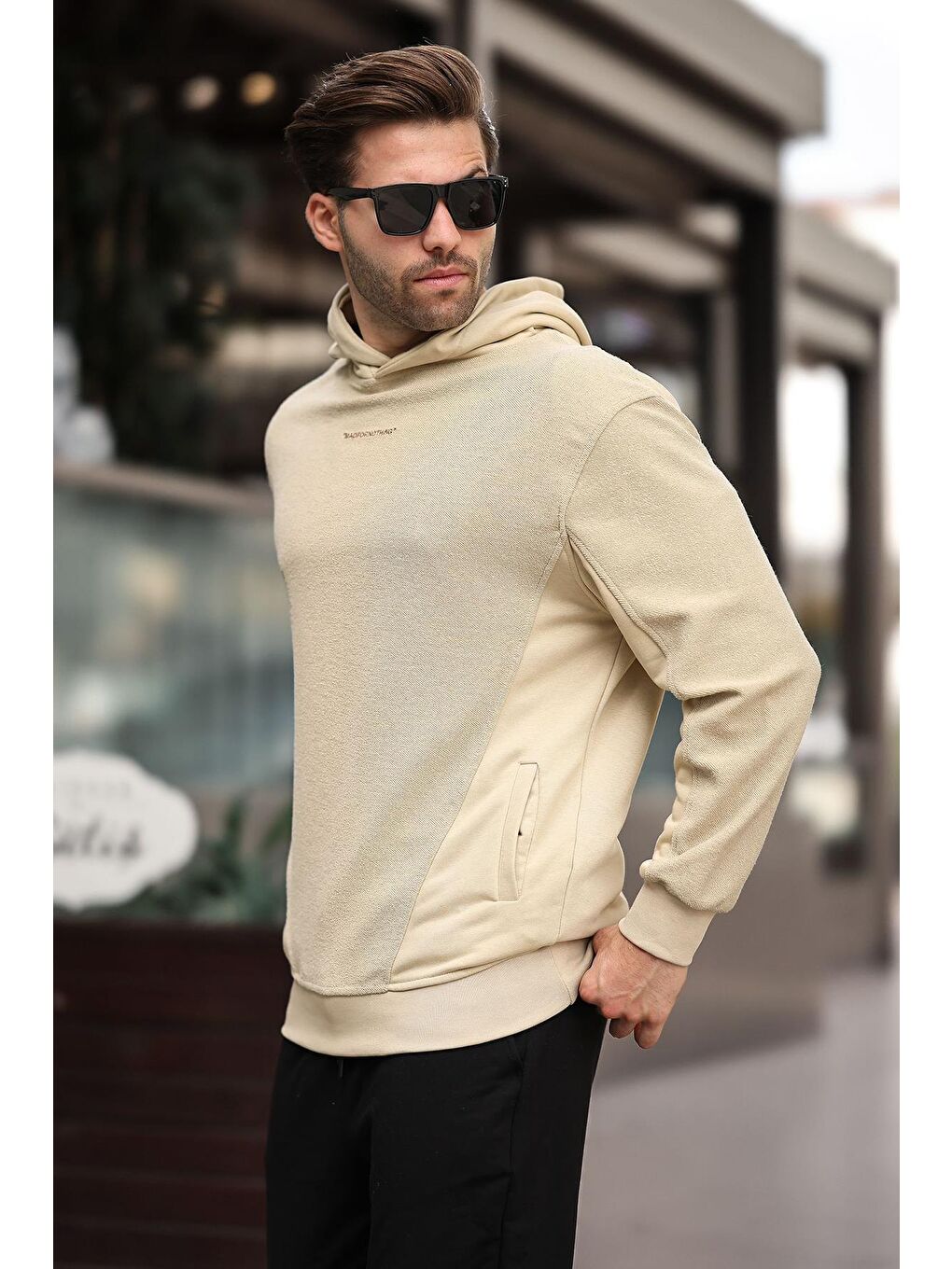 Bej Kapüşonlu Cep Detaylı Nakışlı  Erkek Hoodie