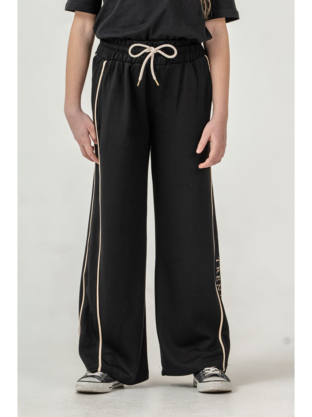 Siyah Sol Garni Parça Trendsetter Baskılı Bol Paçalı Kız Çocuk Eşofman Altı-1