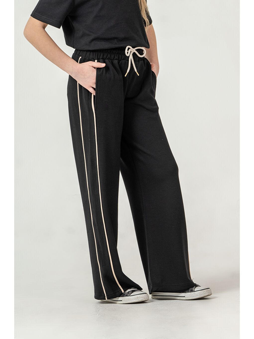 Siyah Sol Garni Parça Trendsetter Baskılı Bol Paçalı Kız Çocuk Eşofman Altı-2