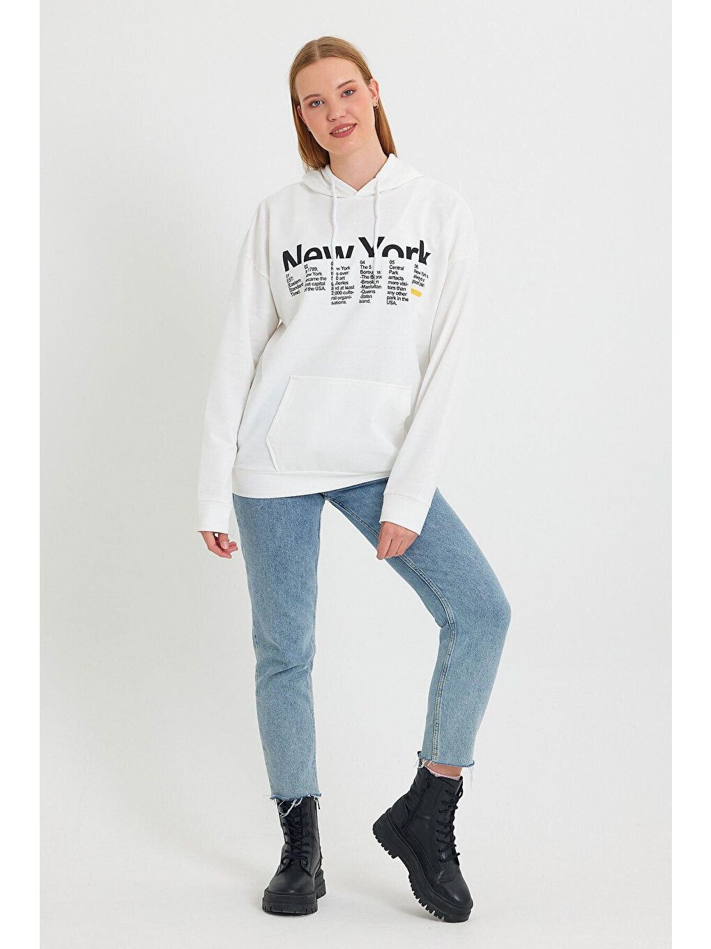 Ekru Kadın Kapüşonlu Oversize Fit Newyork Baskılı Sweatshirt SPR23SWK362