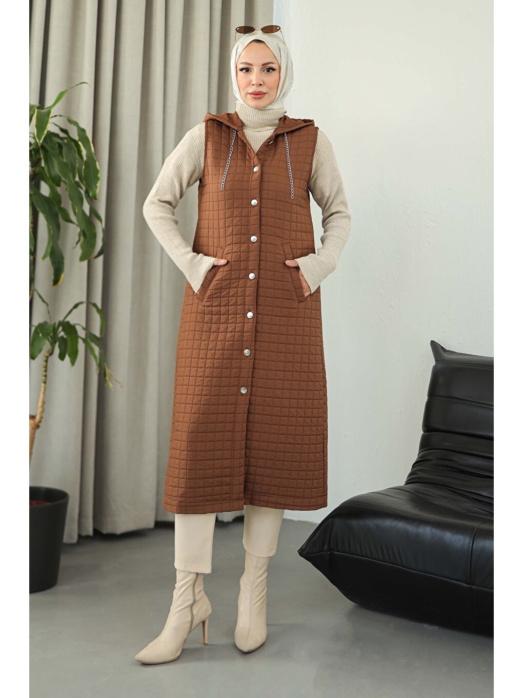 Kahverengi Cepli Zincir Detaylı Kapitone Yelek Kahve - 27824-KAHVE-1