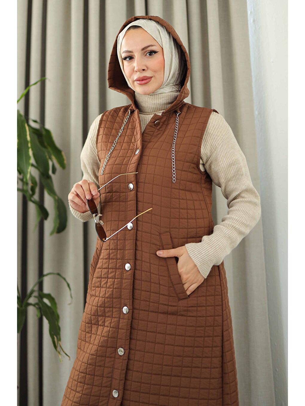 Kahverengi Cepli Zincir Detaylı Kapitone Yelek Kahve - 27824-KAHVE-2