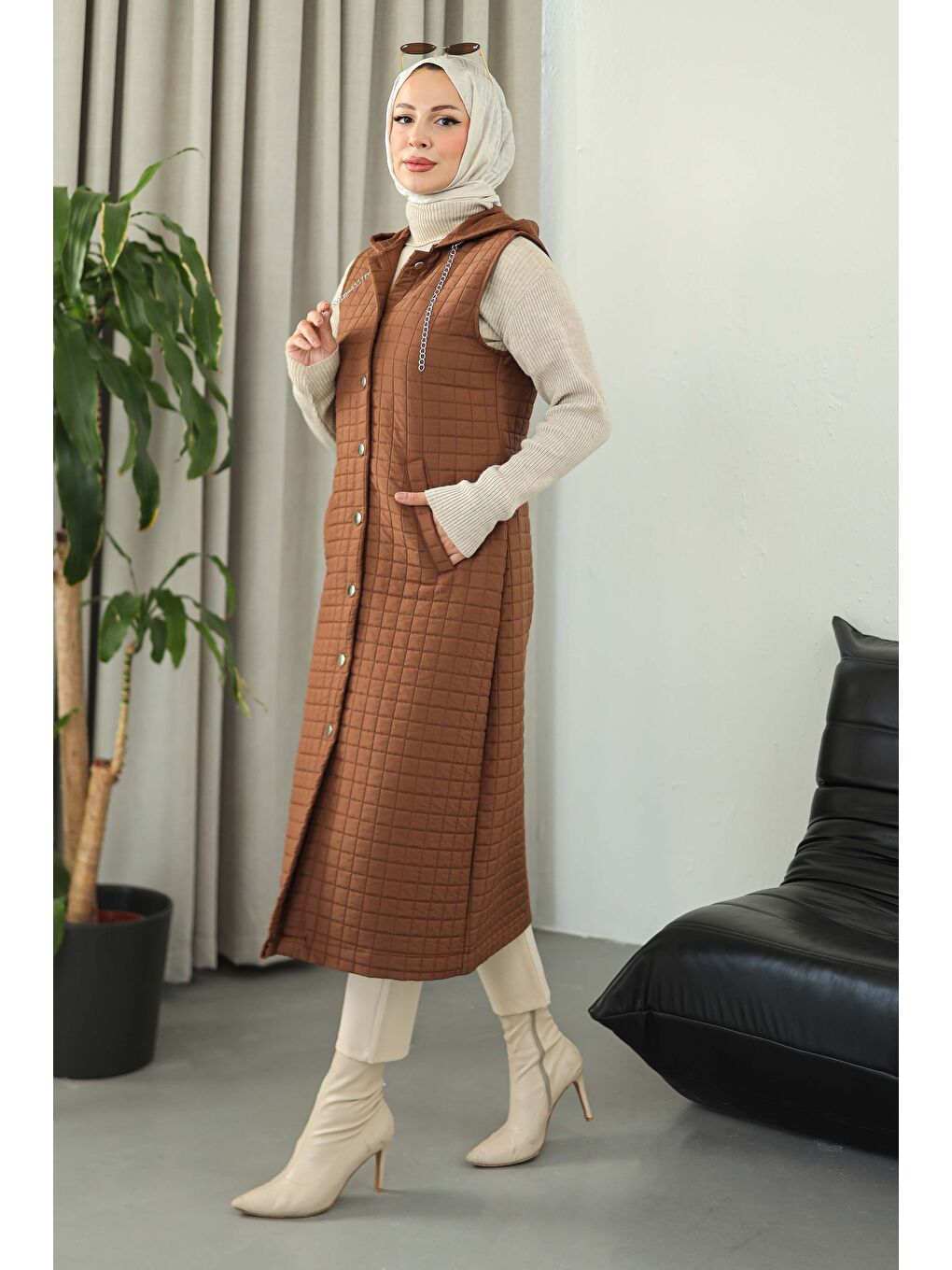 Kahverengi Cepli Zincir Detaylı Kapitone Yelek Kahve - 27824-KAHVE-3