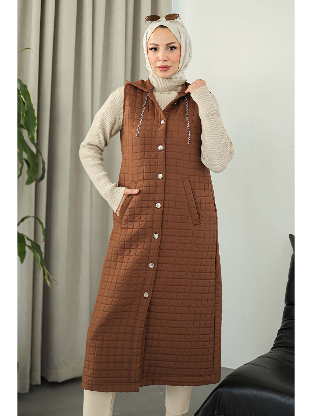 Kahverengi Cepli Zincir Detaylı Kapitone Yelek Kahve - 27824-KAHVE-4