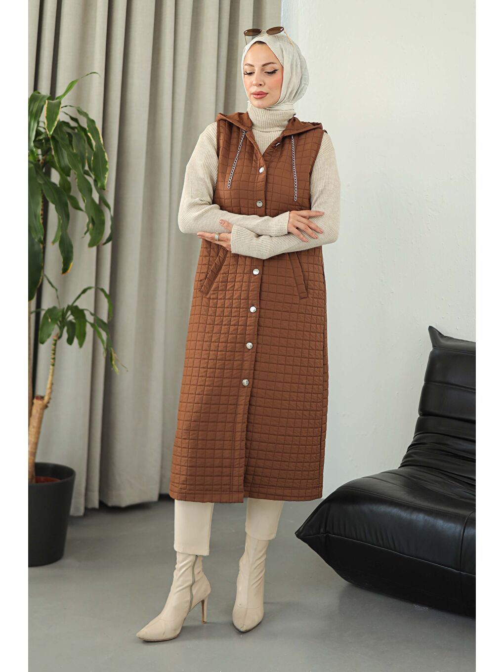 Kahverengi Cepli Zincir Detaylı Kapitone Yelek Kahve - 27824-KAHVE-5