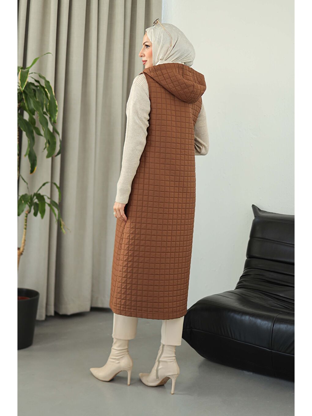 Kahverengi Cepli Zincir Detaylı Kapitone Yelek Kahve - 27824-KAHVE-6