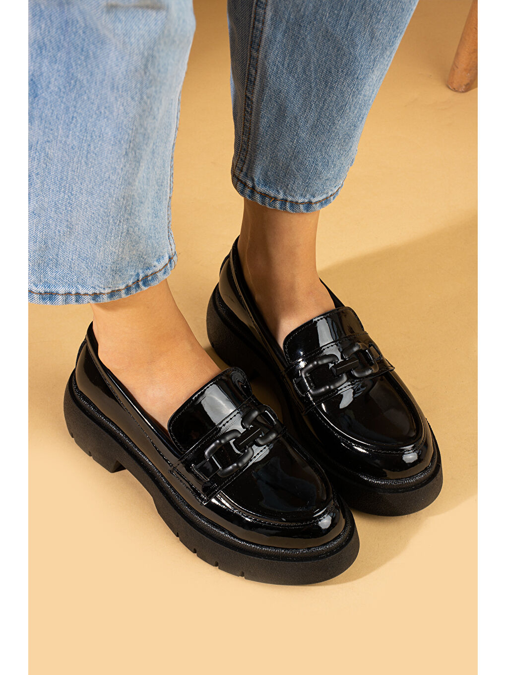 Siyah Zincir Detaylı Yüksek Taban Rahat Kalıp Loafer Kadın Ayakkabı 57-2-24Rugan