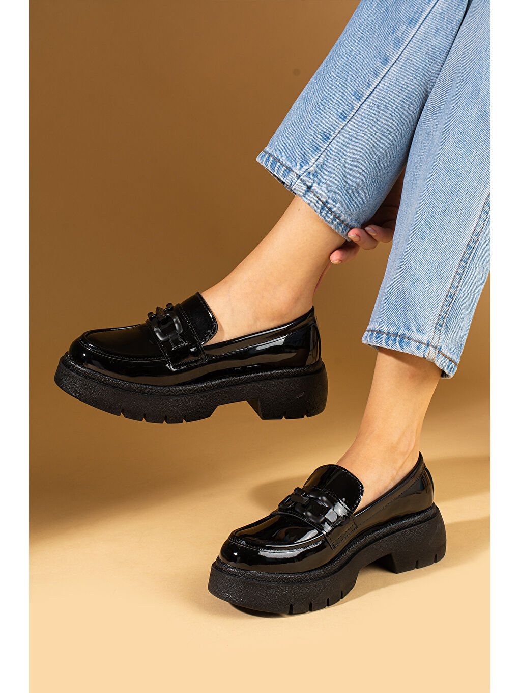 Siyah Zincir Detaylı Yüksek Taban Rahat Kalıp Loafer Kadın Ayakkabı 57-2-24Rugan-1