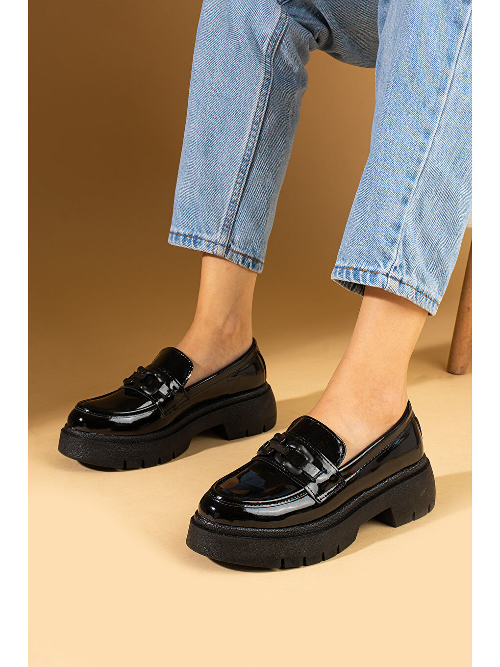 Siyah Zincir Detaylı Yüksek Taban Rahat Kalıp Loafer Kadın Ayakkabı 57-2-24Rugan-2