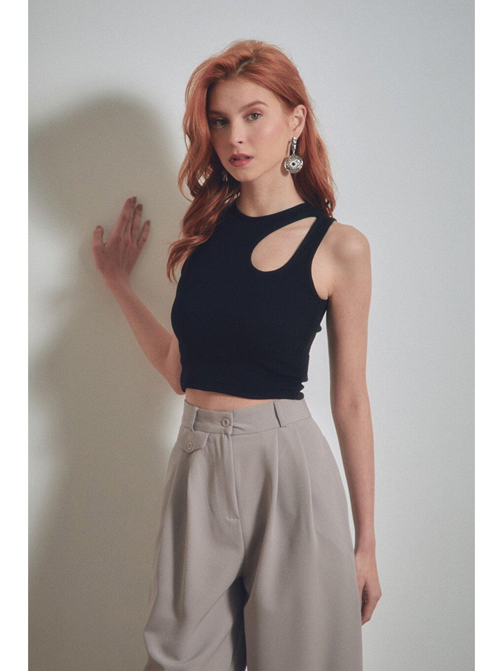 Siyah Fitilli Omzu Pencereli Crop Body-1