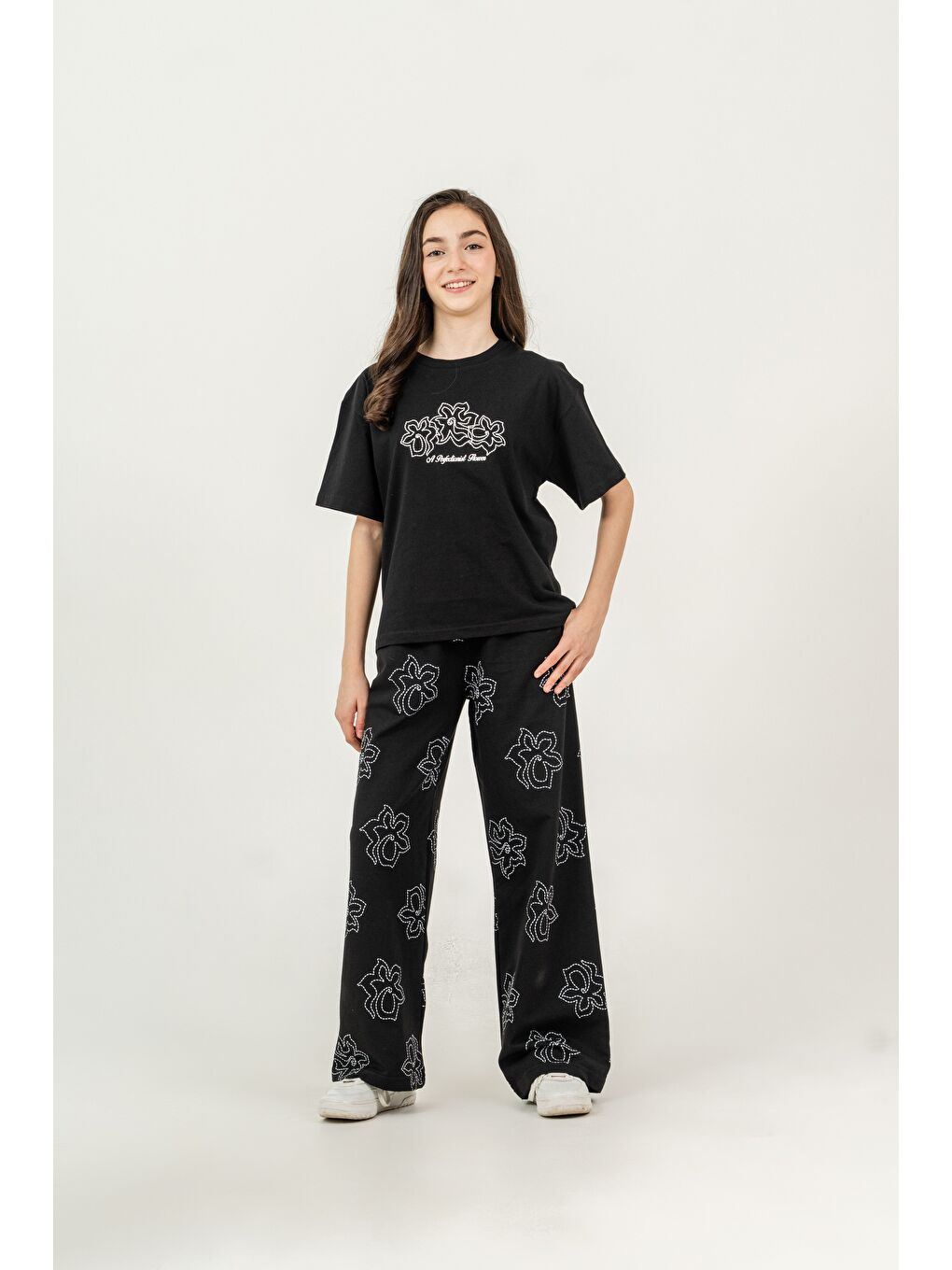 Siyah Üst Orta Baskılı Alt Tüm Alan Çiçek Baskılı Kız Çocuk Alt Üst Eşofman Takımı