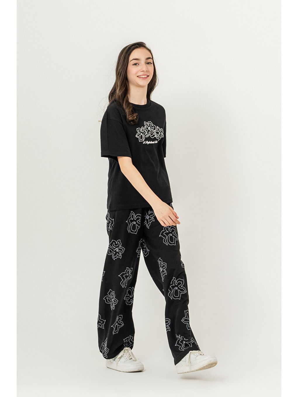 Siyah Üst Orta Baskılı Alt Tüm Alan Çiçek Baskılı Kız Çocuk Alt Üst Eşofman Takımı-1