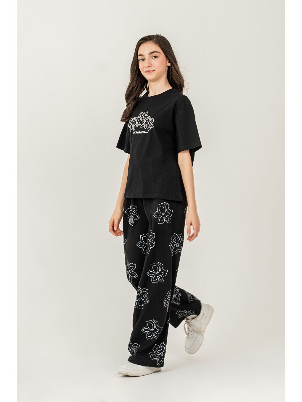 Siyah Üst Orta Baskılı Alt Tüm Alan Çiçek Baskılı Kız Çocuk Alt Üst Eşofman Takımı-2