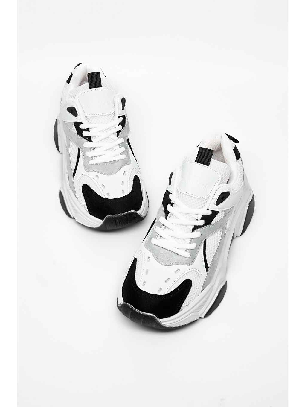 Kadın Beyaz Siyah Rahat Kalıp Poli Taban Bağcıklı Sneaker-1