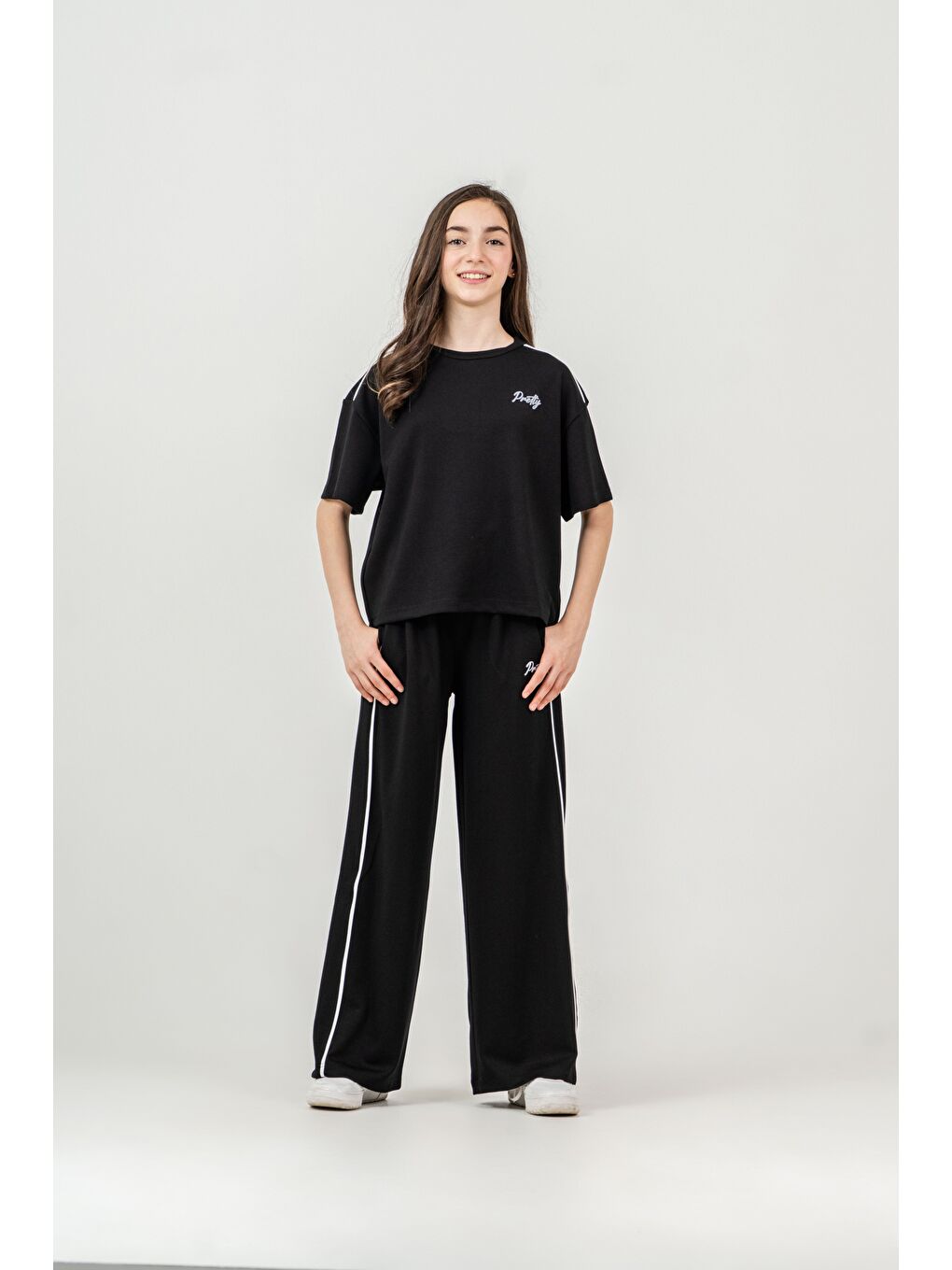 Siyah Pretty Nakışlı Üst Omuz Biyeli Alt Sağ Sol Biyeli Sol Bacak Nakışlı Kız Çocuk Alt Üst Eşofman Takımı