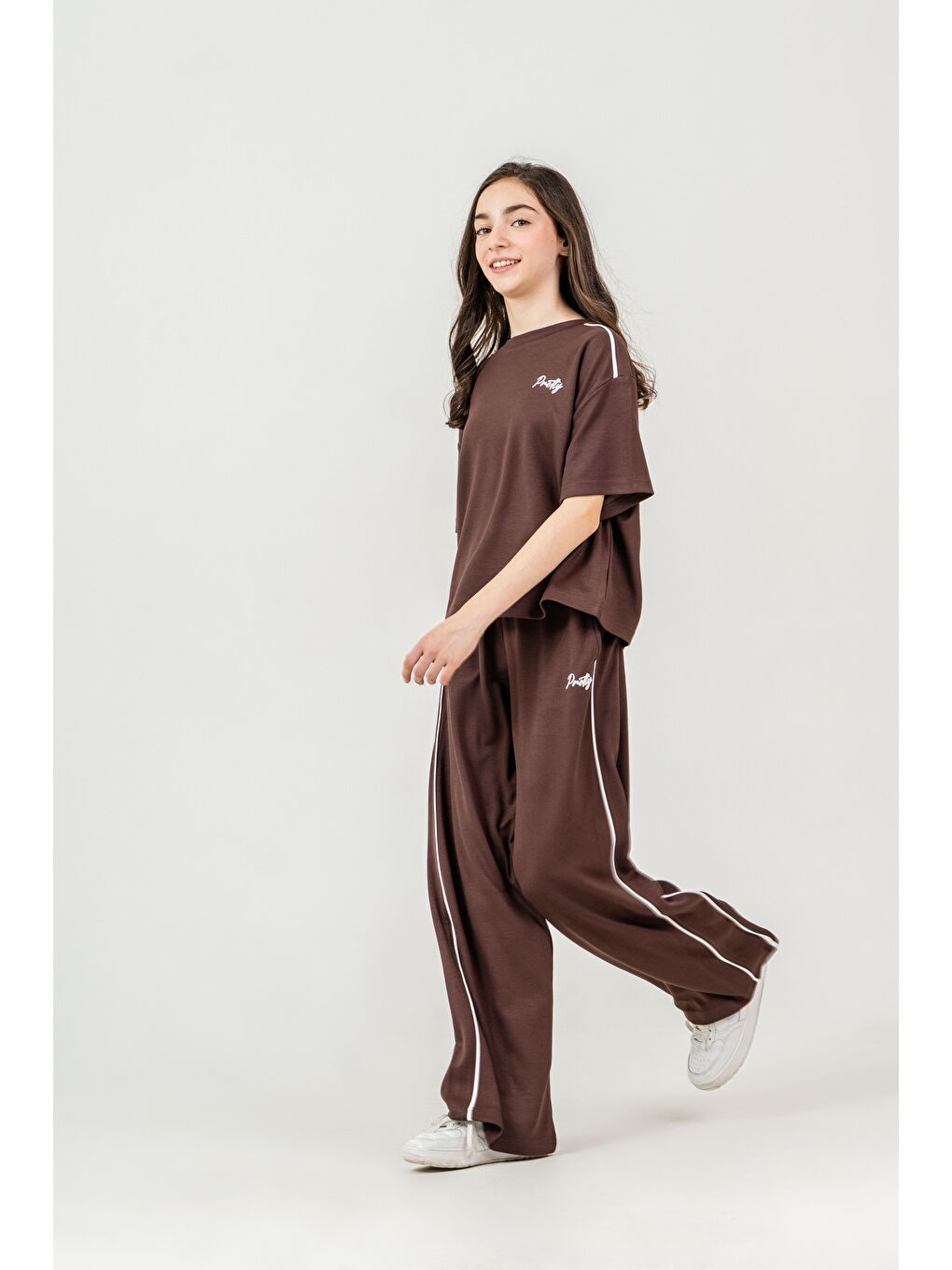 Kahverengi Pretty Nakışlı Üst Omuz Biyeli Alt Sağ Sol Biyeli Sol Bacak Nakışlı Kız Çocuk Alt Üst Eşofman Takımı-1