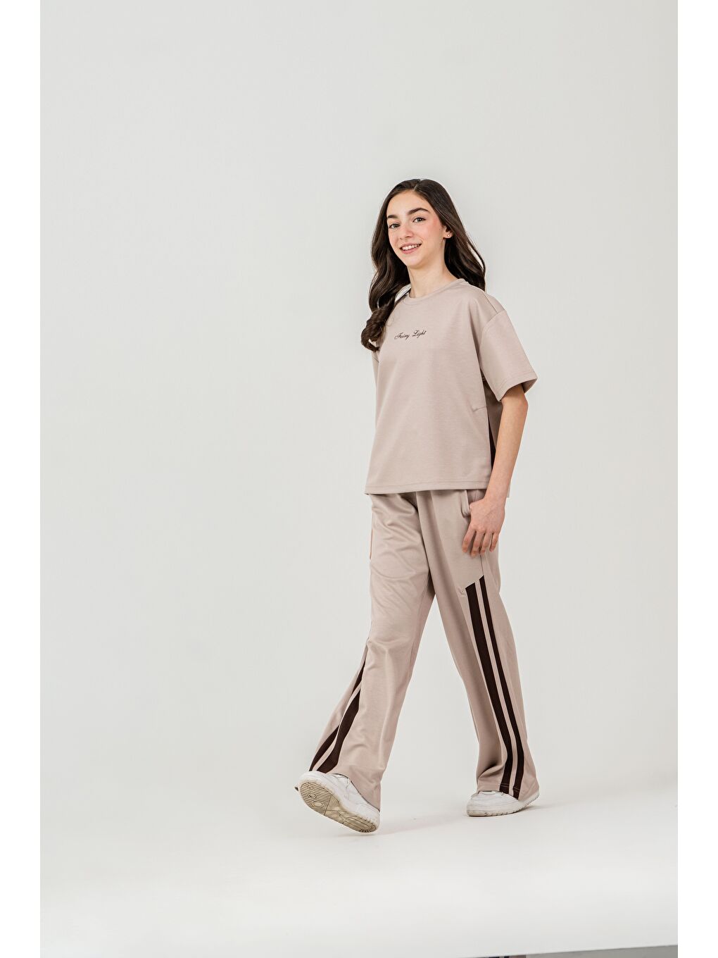 Bej Fairy Light Nakışlı Alt Sağ Sol Bacak Garnili Kız Çocuk Alt Üst Eşofman Takımı-1