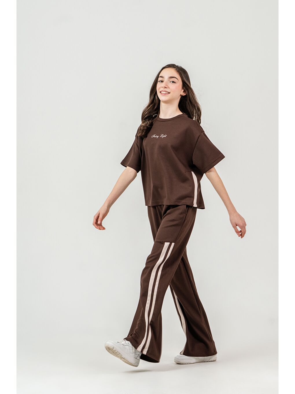 Kahverengi Fairy Light Nakışlı Alt Sağ Sol Bacak Garnili Kız Çocuk Alt Üst Eşofman Takımı-1