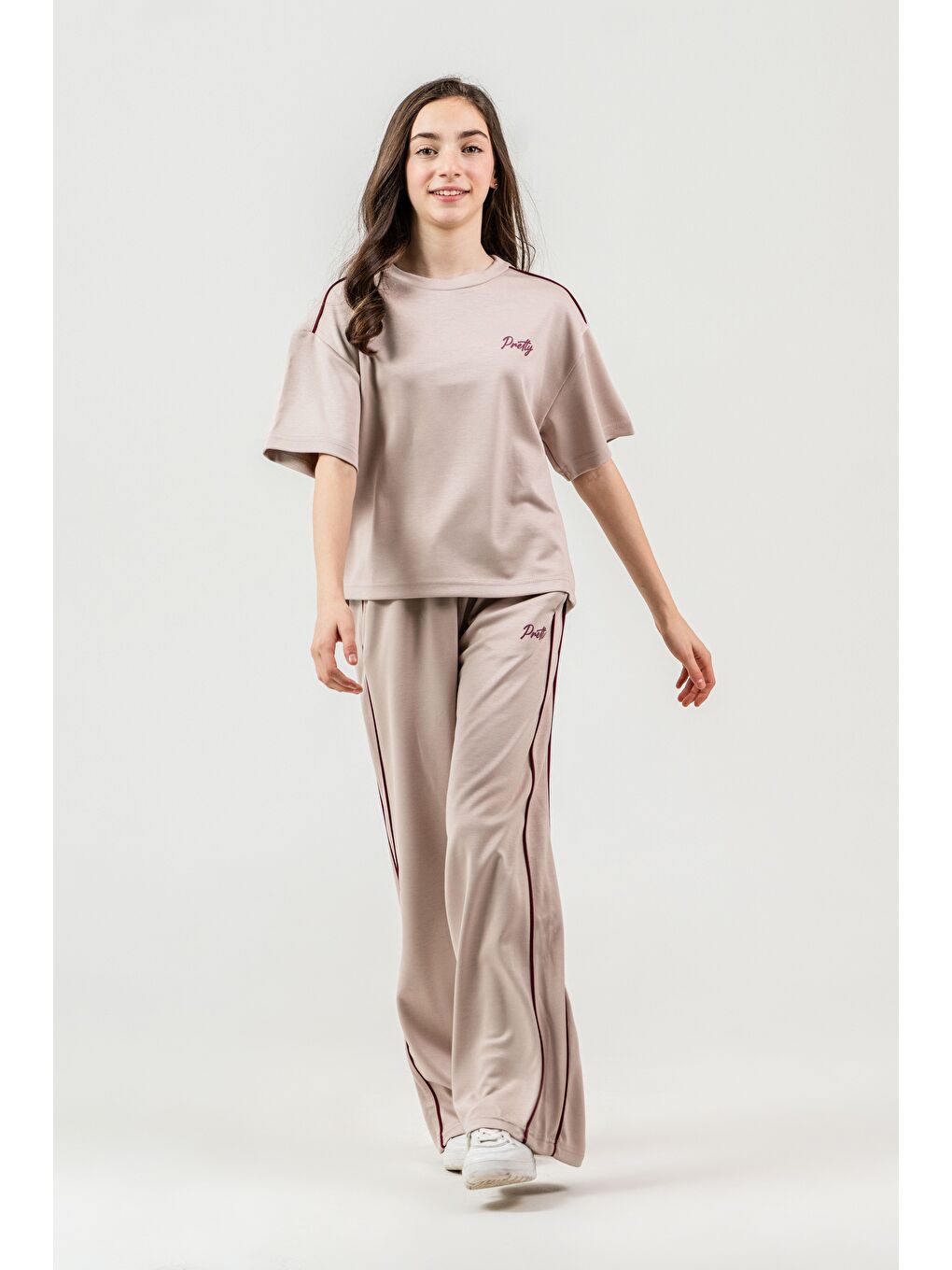 Bej Pretty Nakışlı Üst Omuz Biyeli Alt Sağ Sol Biyeli Sol Bacak Nakışlı Kız Çocuk Alt Üst Eşofman Takımı