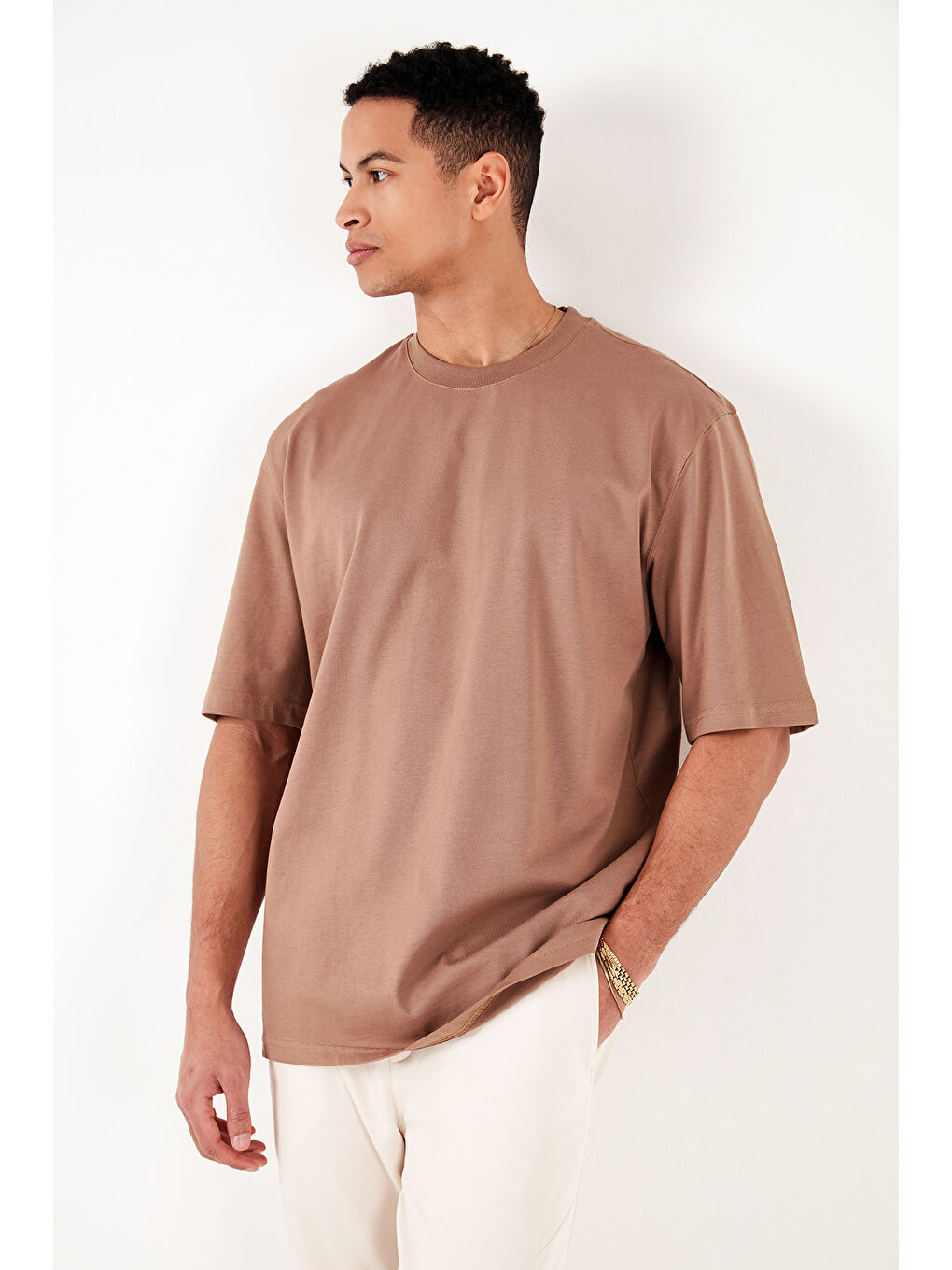 Kahverengi Pamuklu Oversize Bisiklet Yaka Basic Erkek Tişört 5902365-3