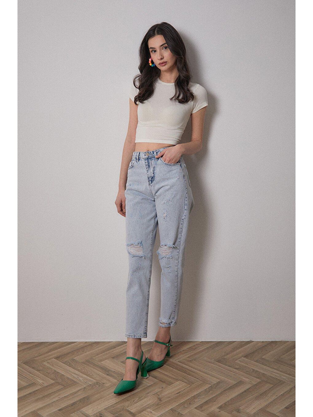 Mavi Eskitme Görünümlü Yırtık Detaylı Mom Jean