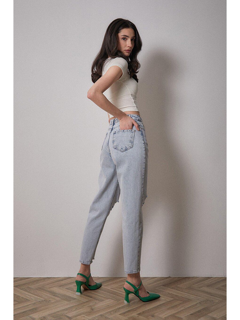 Mavi Eskitme Görünümlü Yırtık Detaylı Mom Jean-1