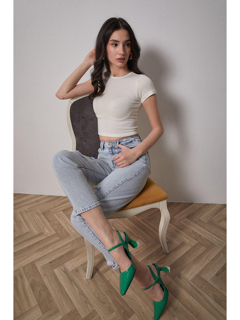 Mavi Eskitme Görünümlü Yırtık Detaylı Mom Jean-4