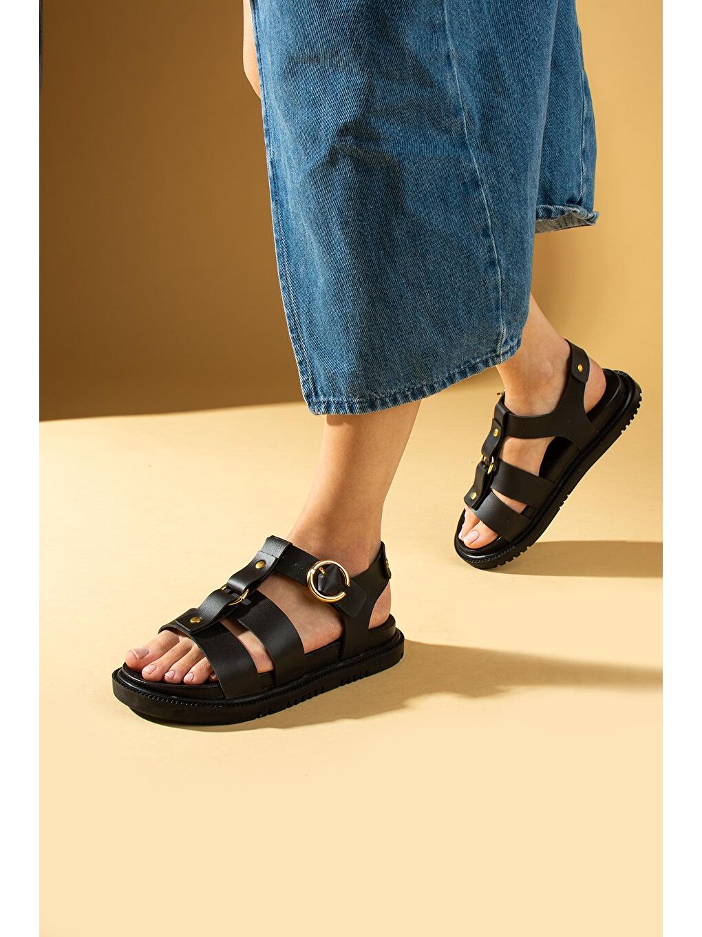 Siyah 3 Bantlı Tokalı Rahat Taban Kadın Sandalet 024-802-24-1